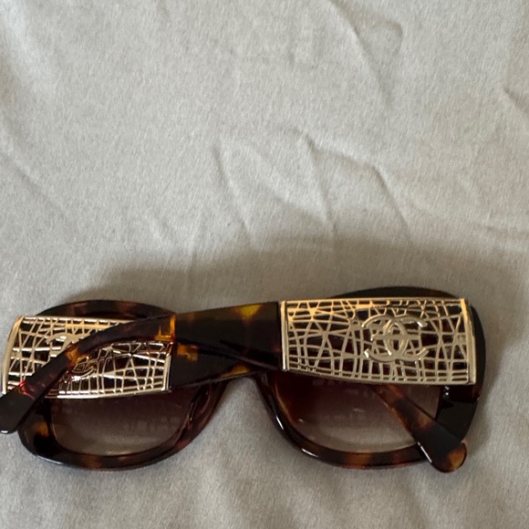 Elegant Tortoise Shell Sunglasses - Picture 5 of 5